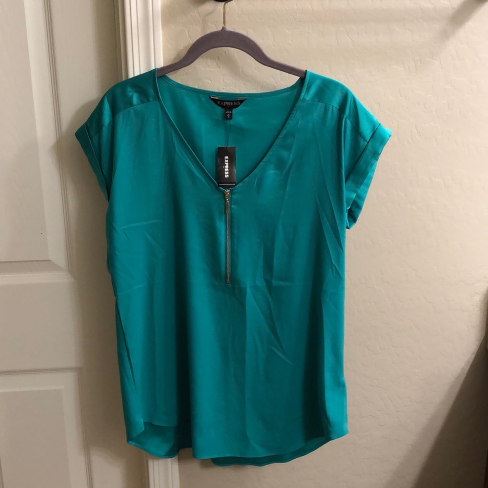 Express zipper front V neck shirt in green